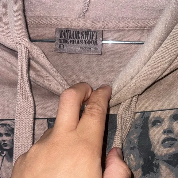 TAYLOR SWIFT ERAS TOUR WOMEN'S BEIGE LONG SLEEVE HOODED SWEATSHIRT SIZE L - Picture 6 of 6